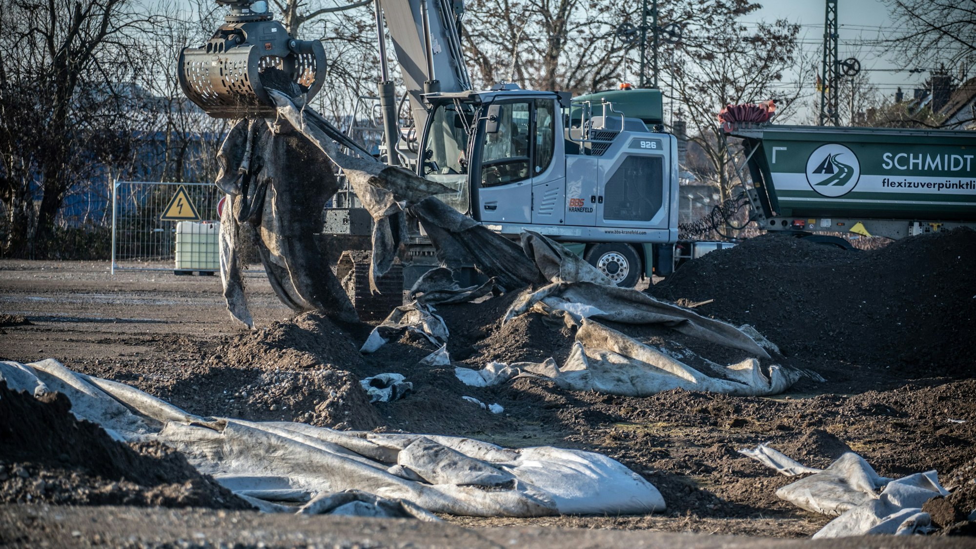 Manfort: Der Lagerplatz der Bahn an der Marie-Curie-Straße muss teilweise wieder freigeräumt werden, weil unter dem Schotter die Orchidee „Bienen-Ragwurz“ verschüttet wurde.