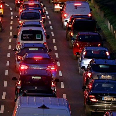 Vor allem am 4. Adventswochenende rechnet der ADAC mit viel Verkehr in den Städten. (Archivbild)