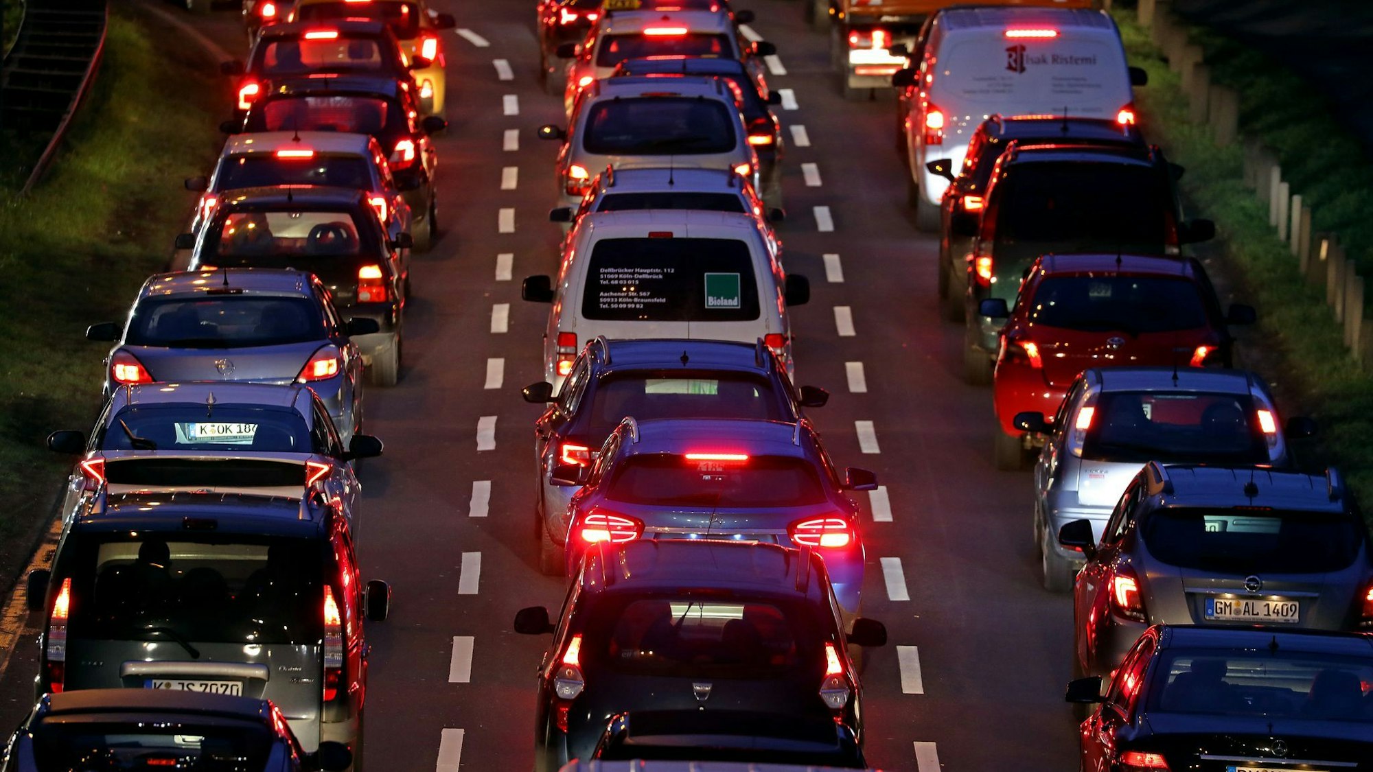 Vor allem am 4. Adventswochenende rechnet der ADAC mit viel Verkehr in den Städten. (Archivbild)