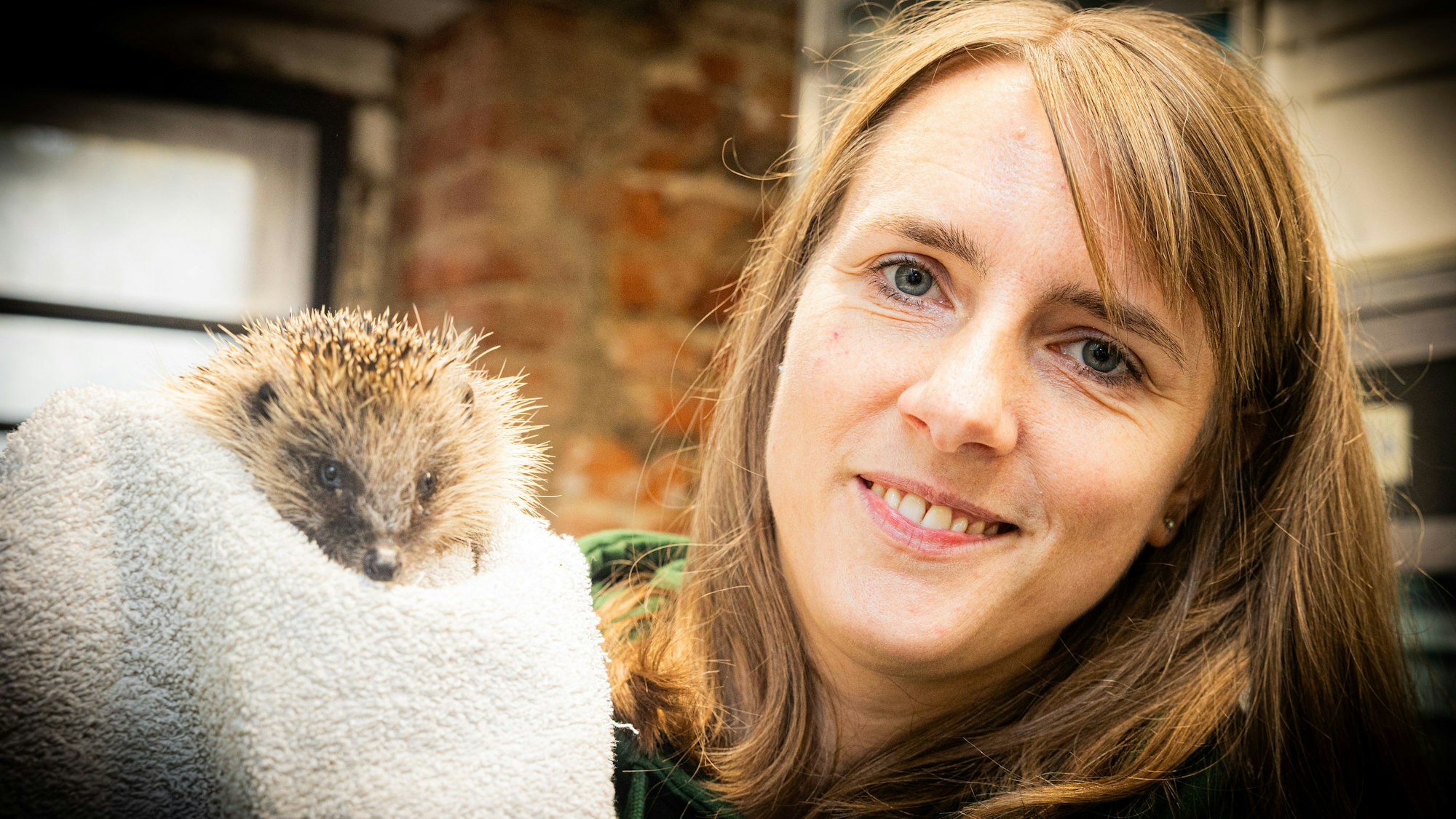 Tierärztin Susanne Mitlacher mit einem Igel.