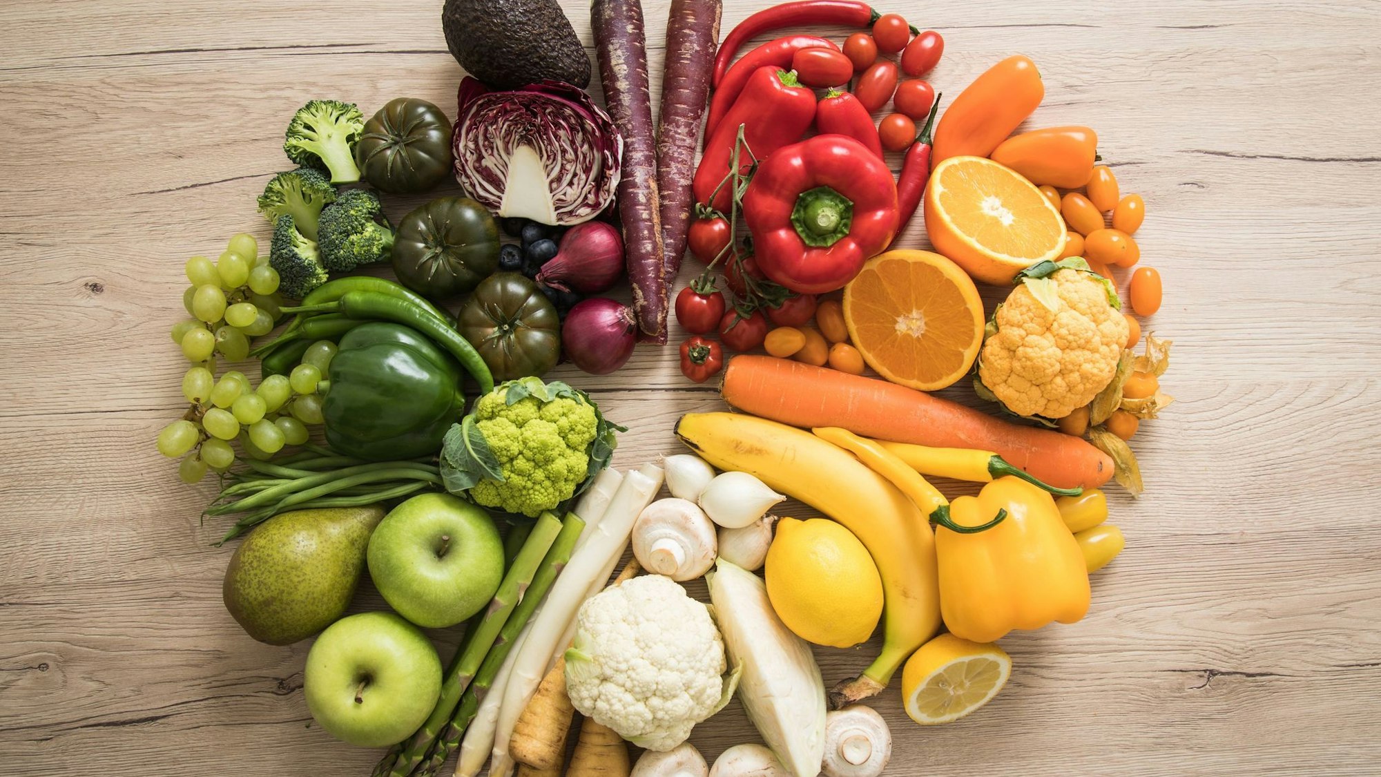 Ein Kreis mit farblich angeordnetem Gemüse und Obst.