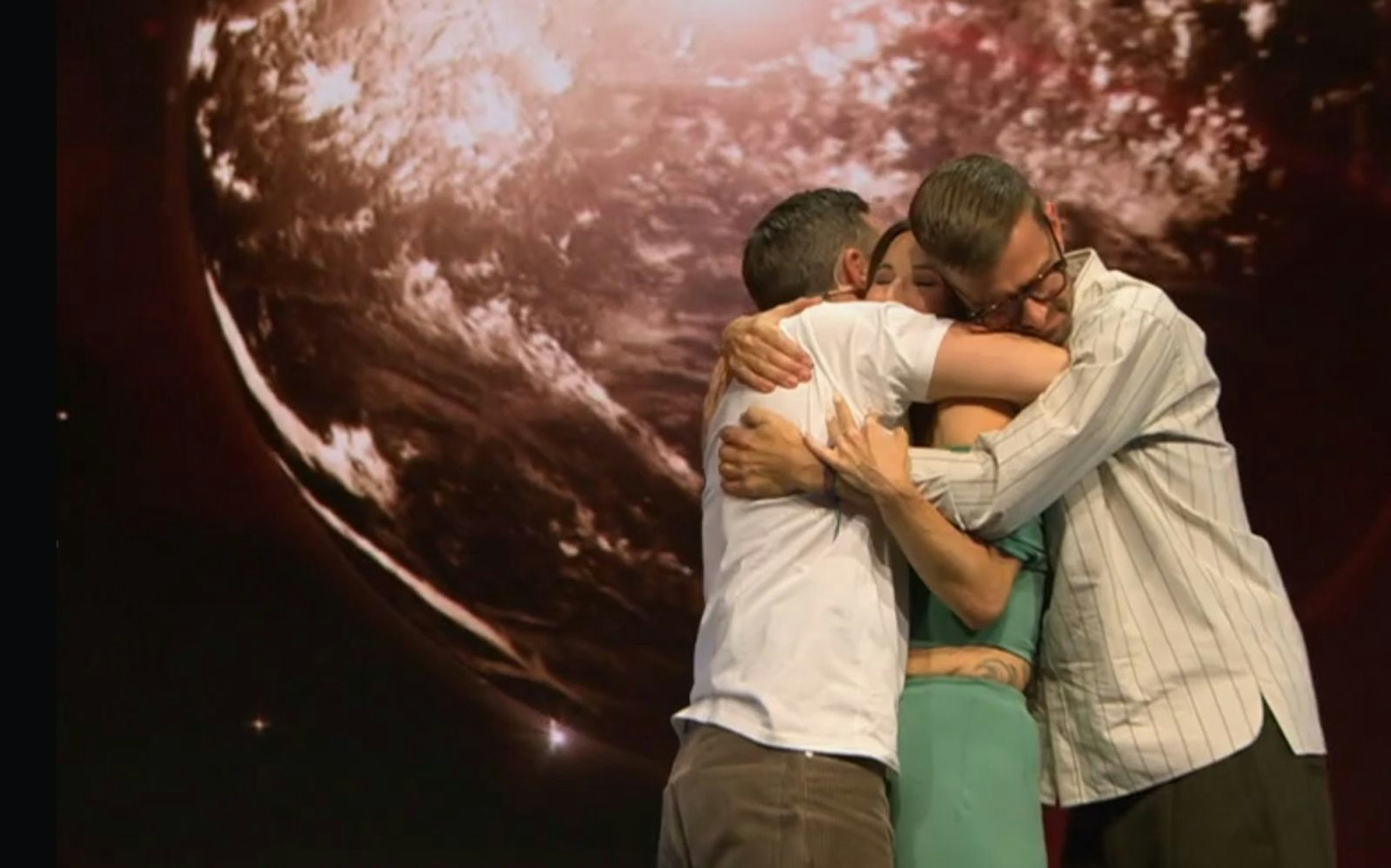 Klaas Heufer-Umlauf und Joko Winterscheidt umarmen bei ihrem Abschied Moderatorin Jeannine Michaelsen. (Bild: ProSieben)