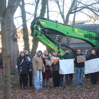 Schüler und Lehrer am Berufskolleg Ulrepforte stoppen den Baumbagger.