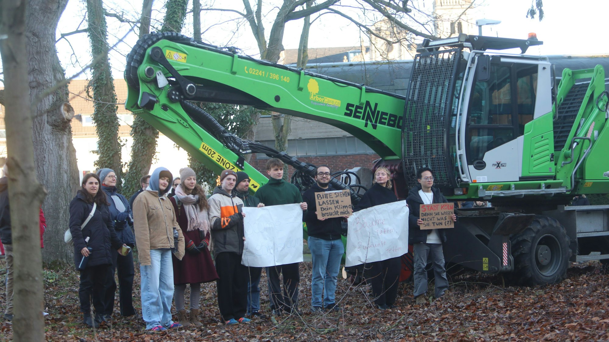 Schüler und Lehrer am Berufskolleg Ulrepforte stoppen den Baumbagger.