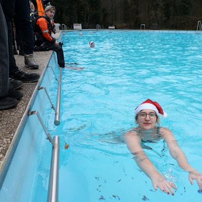 14.12.2025, Köln. Am dritten Advent findet wieder das Eisbaden im Waldbad Dünnwald statt. 330 Menschen sind angemeldet. Unsere Autorin Rika Kulschewski schwimmt mit - eine Reportage. Foto: Martina Goyert
