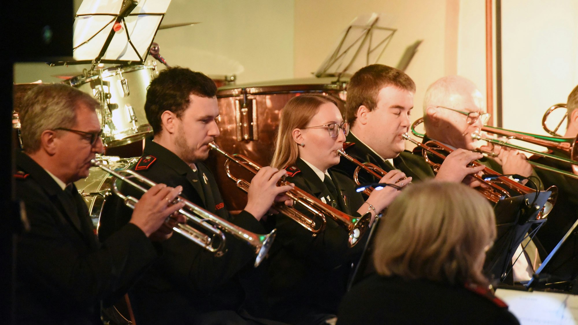 In Uniform: Der Musikzug der Feuerwehr Bergneustadt ließ in der katholischen Kirche St. Stephanus die „Magic of Christmas“ erklingen.