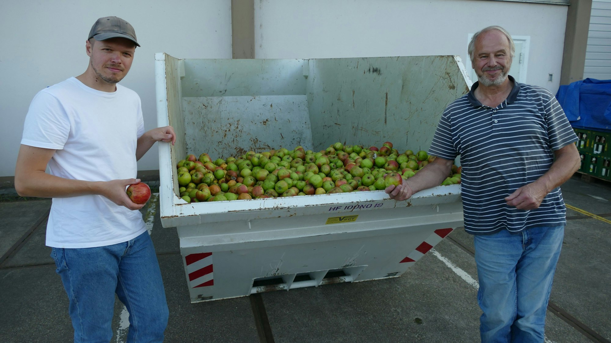 Jonas Hochlitz und Dieter Steinwarz von der Biologischen Station in Eitorf bei der Entgegennahme des Obstes zum Entsaften.
