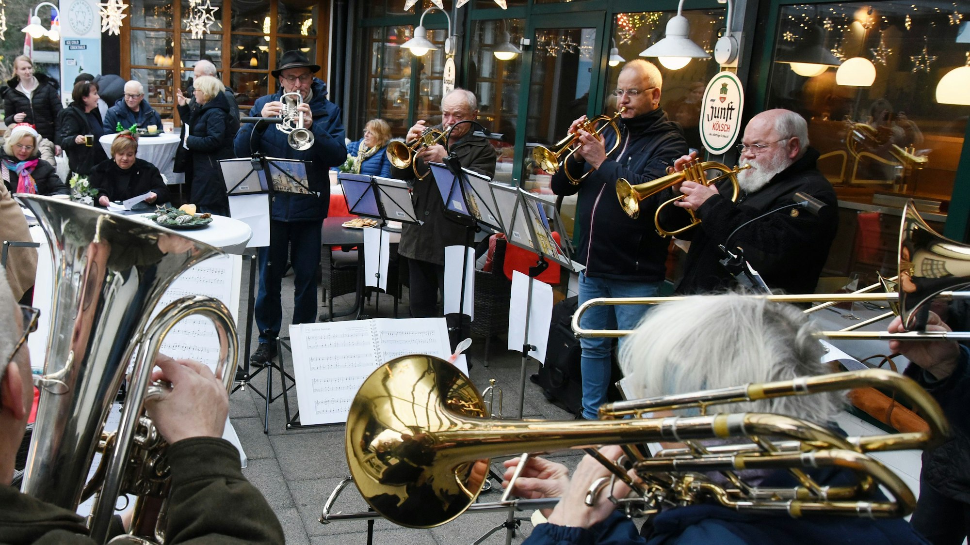 Im Einklang: Der Bläserkreis Adagio spielte auf der Terrasse des Wiehler Waldhotels an der Tropfsteinhöhle.