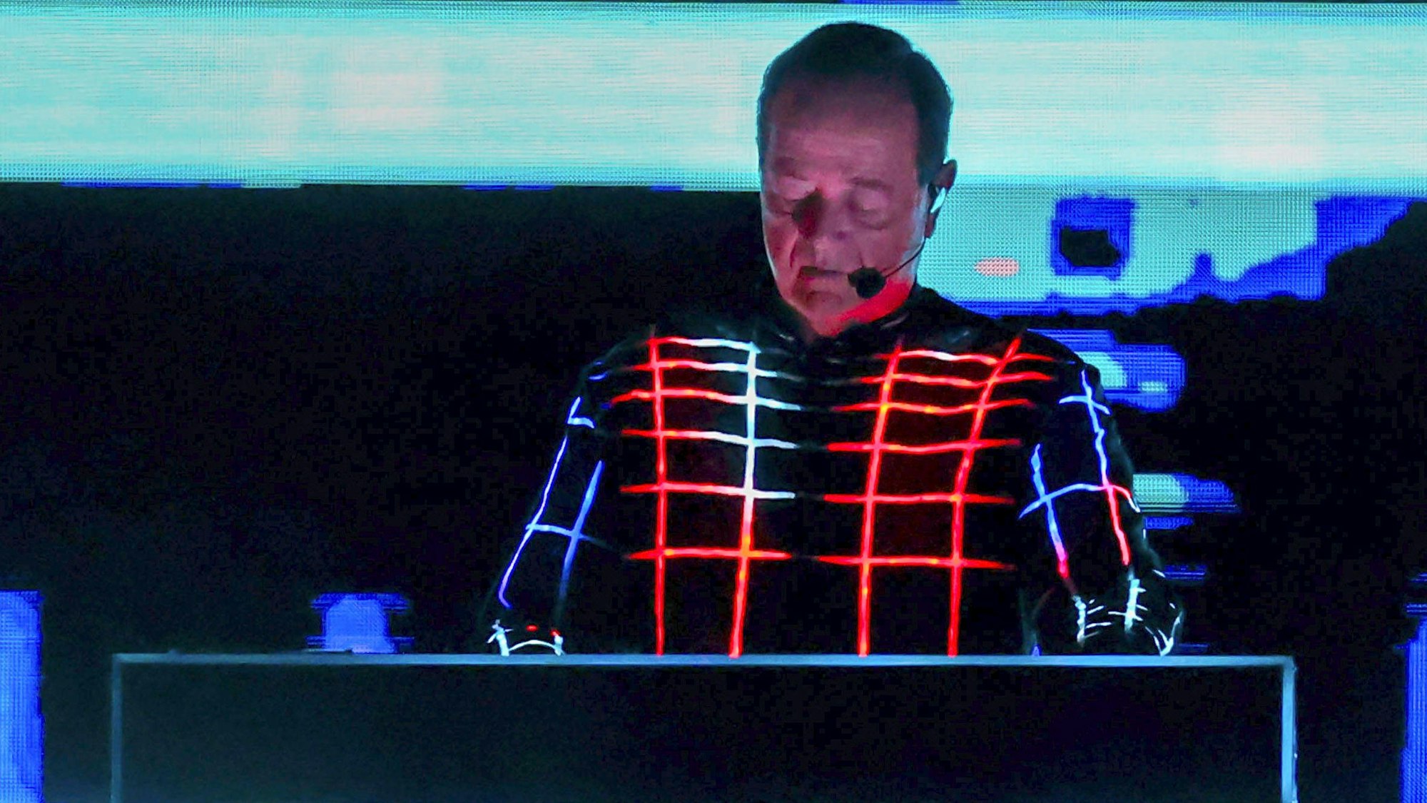 Ralf Hütter von Kraftwerk live bei einem Konzert ihrer Multimedia Tour in der Mitsubishi Electric Halle.