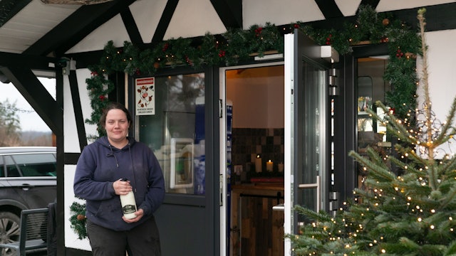 Jeanette Overhoff und ihr Ehemann Marco Schmelzer führen in der Waldbröler Ortschaft Happach eine Milchtankstelle. In der urigen Fachwerkhütte sind aber auch viele andere Lebensmittel aus der Region zu haben.