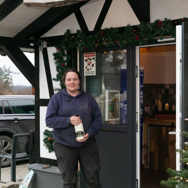 Jeanette Overhoff und ihr Ehemann Marco Schmelzer führen in der Waldbröler Ortschaft Happach eine Milchtankstelle. In der urigen Fachwerkhütte sind aber auch viele andere Lebensmittel aus der Region zu haben.