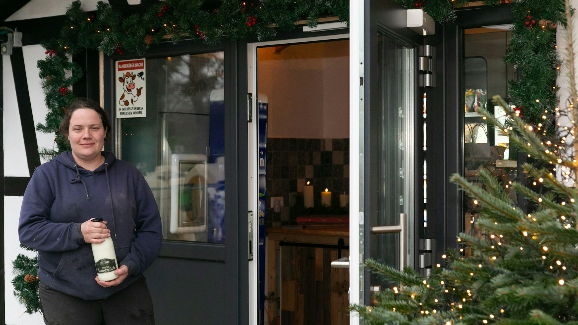 Jeanette Overhoff und ihr Ehemann Marco Schmelzer führen in der Waldbröler Ortschaft Happach eine Milchtankstelle. In der urigen Fachwerkhütte sind aber auch viele andere Lebensmittel aus der Region zu haben.