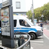 Ein Einsatzfahrzeug der Polizei steht am Kölner Neumarkt.