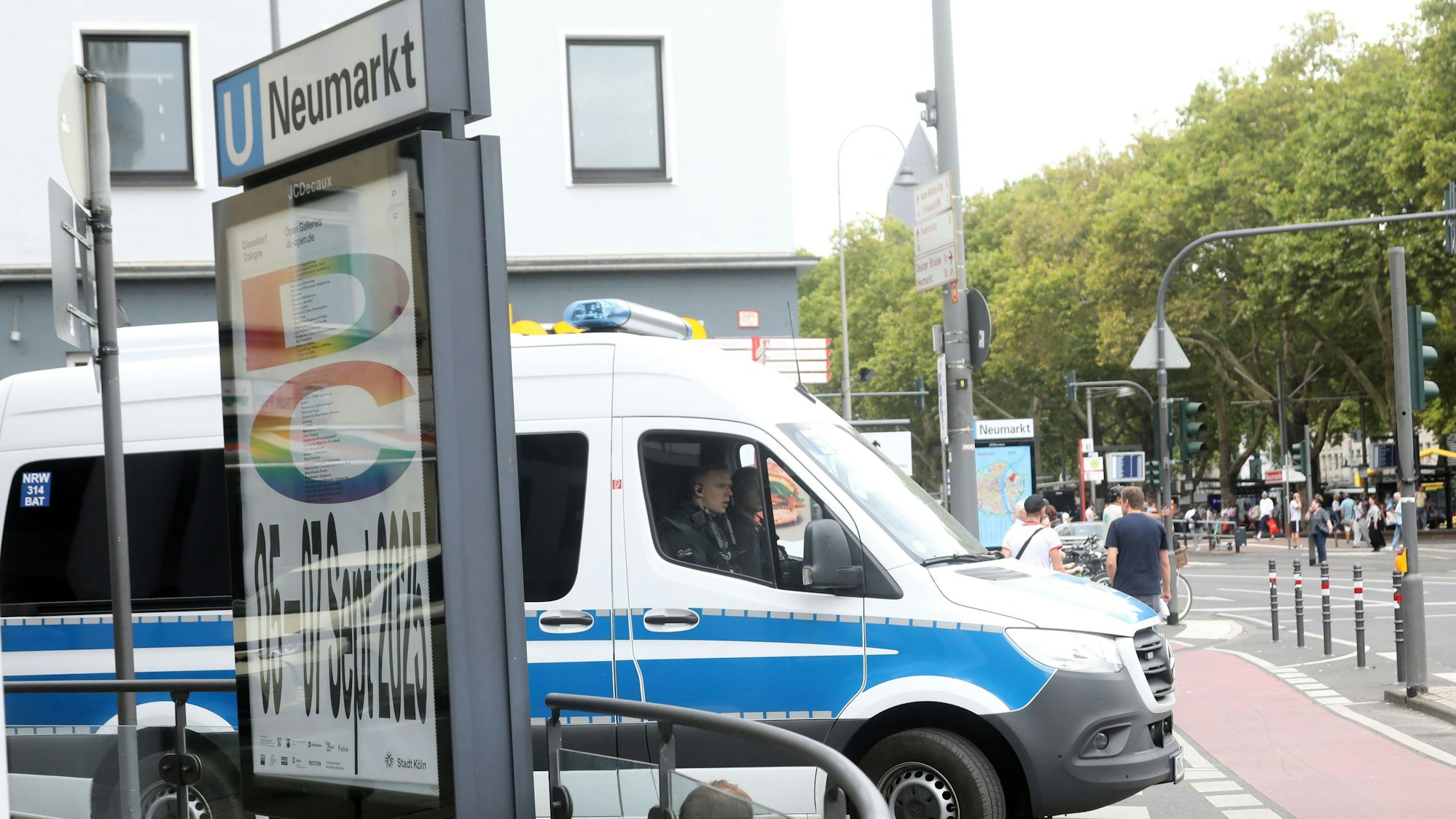 Ein Einsatzfahrzeug der Polizei steht am Kölner Neumarkt.