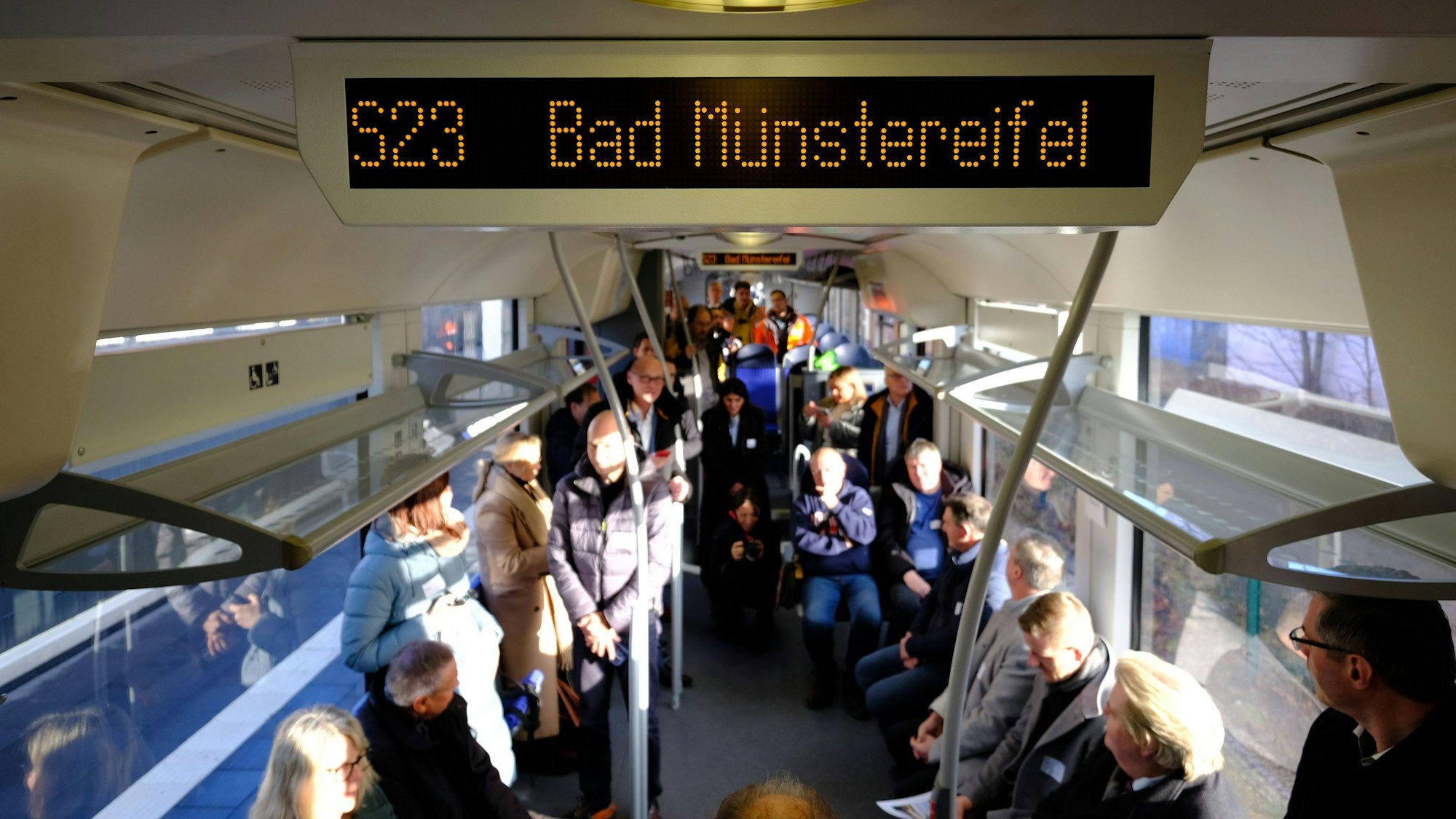 Auf einer Digitalanzeige in einem Nahverkehrszug ist „S23 Bad Münstereifel“ zu lesen.