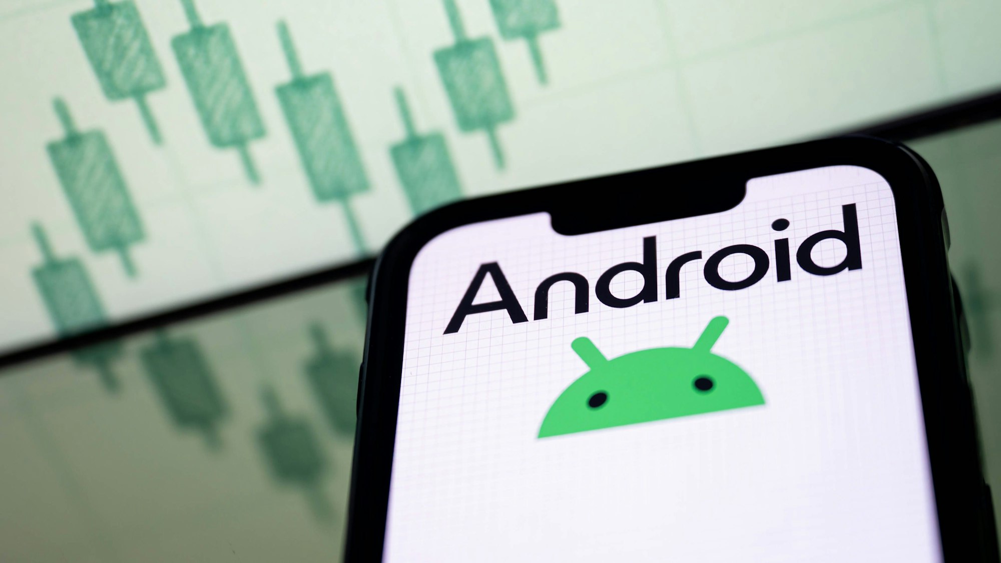 Das Android-Logo auf einem Smartphone.