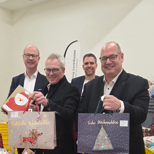 Markus Grawe (Vorsitzender des Stiftungsvorstandes), Klaus Niesen (Geschäftsführer der Peter Niesen GmbH & Co. Internationale Möbelspedition KG), Manuel Bast (Geschäftsführer Bürgerstiftung Leverkusen) und Oberbürgermeister Stefan Hebbel (Mitglied des Stiftungsvorstandes) posieren für ein Foto.