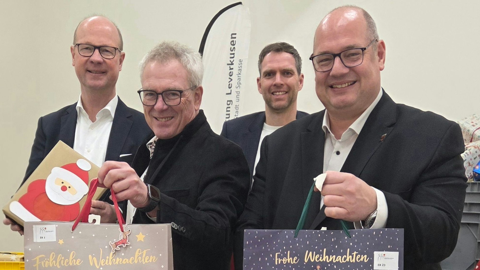 Markus Grawe (Vorsitzender des Stiftungsvorstandes), Klaus Niesen (Geschäftsführer der Peter Niesen GmbH & Co. Internationale Möbelspedition KG), Manuel Bast (Geschäftsführer Bürgerstiftung Leverkusen) und Oberbürgermeister Stefan Hebbel (Mitglied des Stiftungsvorstandes) posieren für ein Foto.