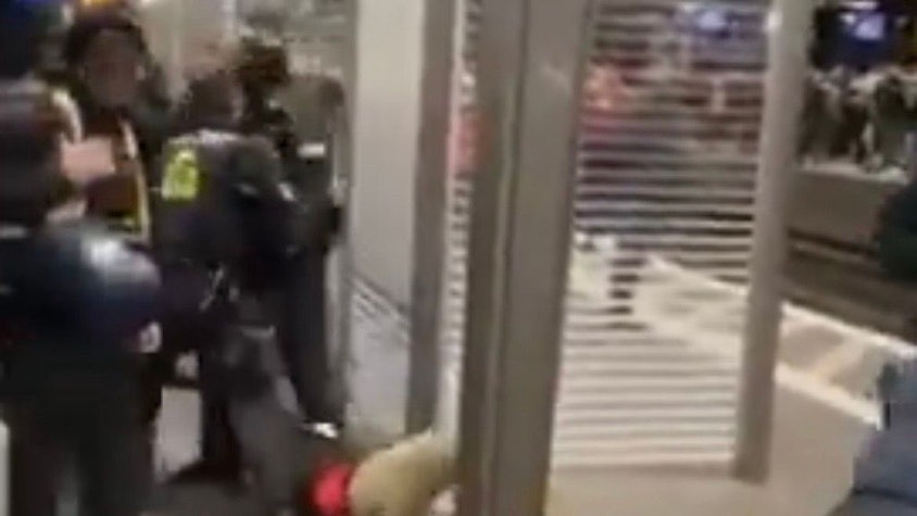 Auf einem Video, das die Fanhilfe Köln am 15. Dezember 2025 bei X veröffentlicht hat, ist zu sehen, wie Polizisten einen Mann, offenbar FC-Fan, wegschleifen.