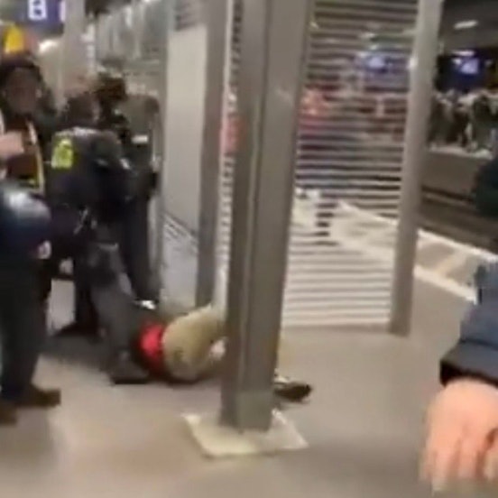 Auf einem Video, das die Fanhilfe Köln am 15. Dezember 2025 bei X veröffentlicht hat, ist zu sehen, wie Polizisten einen Mann, offenbar FC-Fan, wegschleifen.