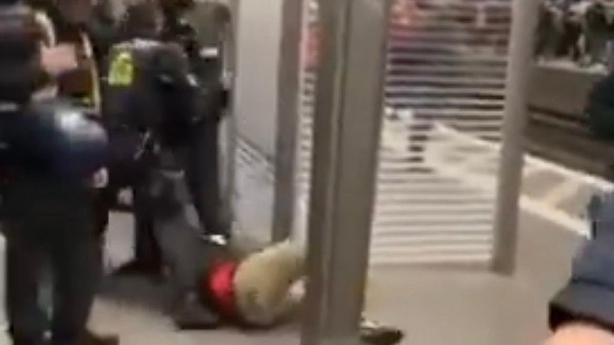 Auf einem Video, das die Fanhilfe Köln am 15. Dezember 2025 bei X veröffentlicht hat, ist zu sehen, wie Polizisten einen Mann, offenbar FC-Fan, wegschleifen.