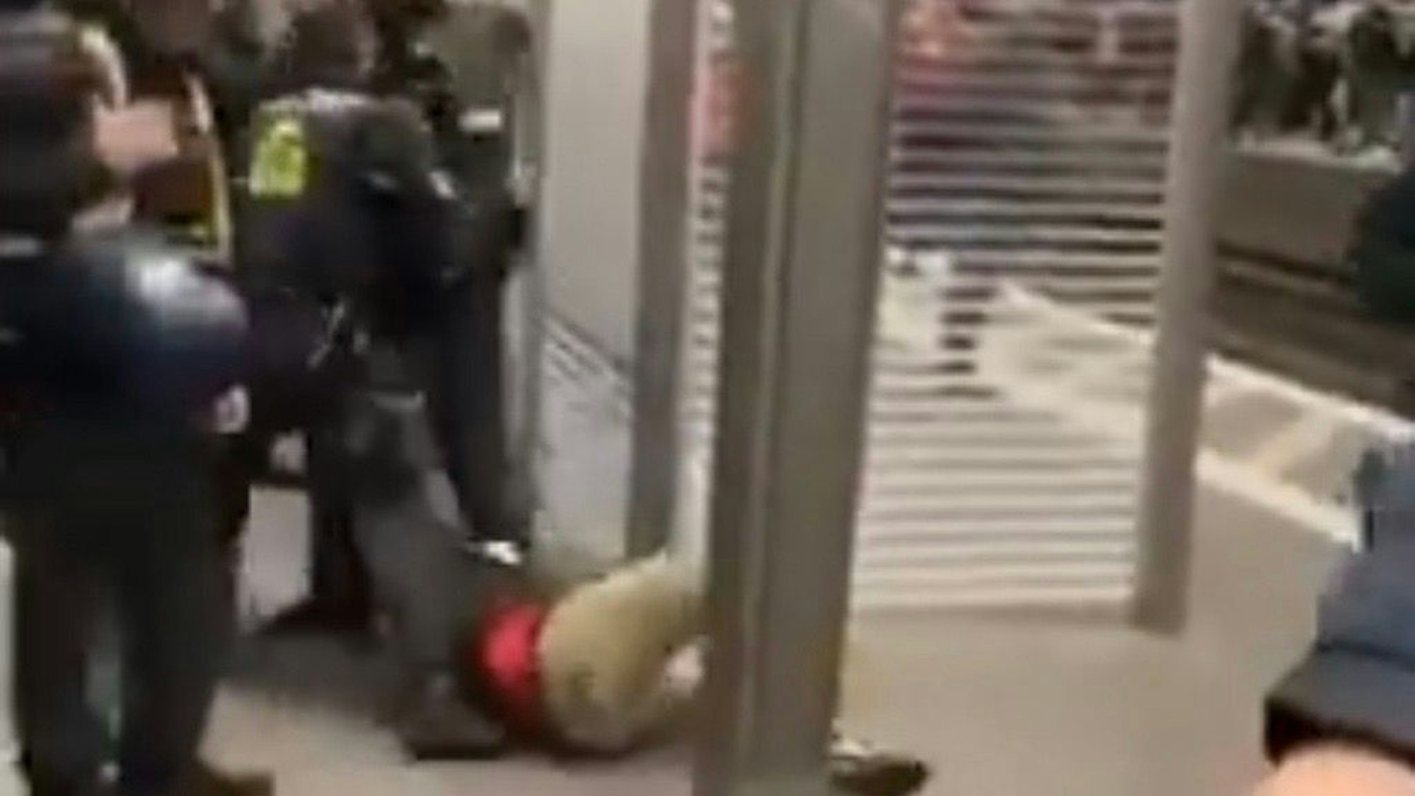 Auf einem Video, das die Fanhilfe Köln am 15. Dezember 2025 bei X veröffentlicht hat, ist zu sehen, wie Polizisten einen Mann, offenbar FC-Fan, wegschleifen.