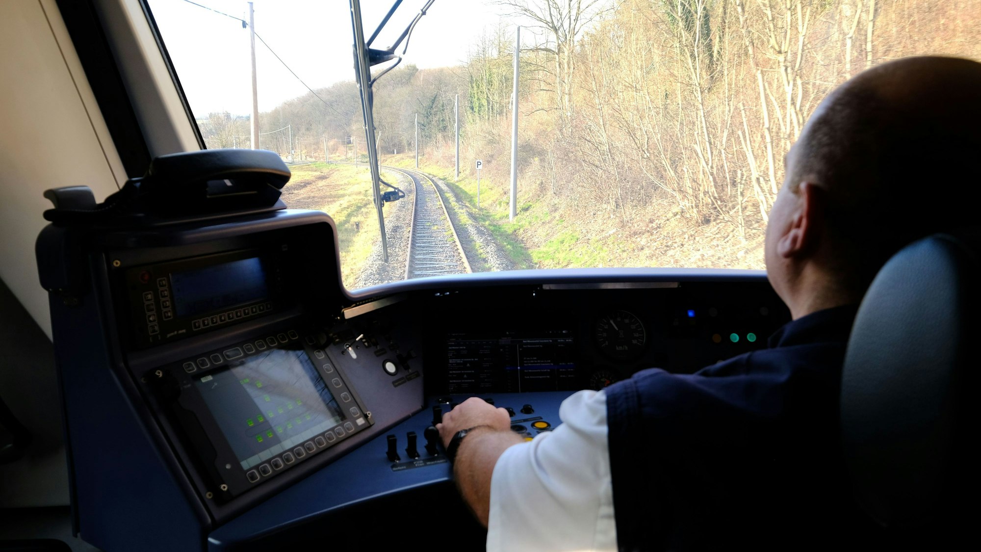 Blick aus dem Führerstand auf die Strecke der Erfttalbahn bei Bad Münstereifel.
