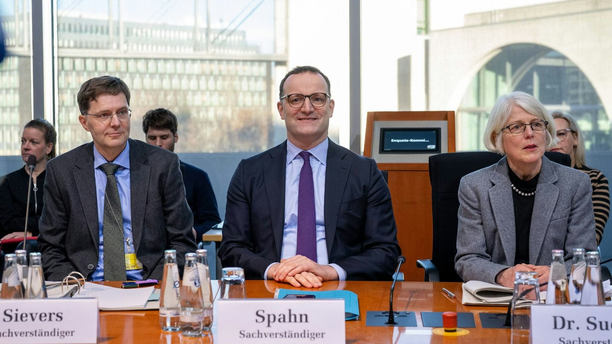 Jens Spahn (M.), Vorsitzender der CDU/CSU-Bundestagsfraktion und früherer Bundesgesundheitsminister, sitzt vor Beginn der öffentlichen Anhörung der Enquete-Kommission des Bundestages zur Aufarbeitung der Corona-Pandemie neben Oliver Sivers (l), Mitglied des Bundesrechnungshofes, und Margaretha Sudhof, Sonderermittlerin des Ministeriums zu Maskenbeschaffungen.