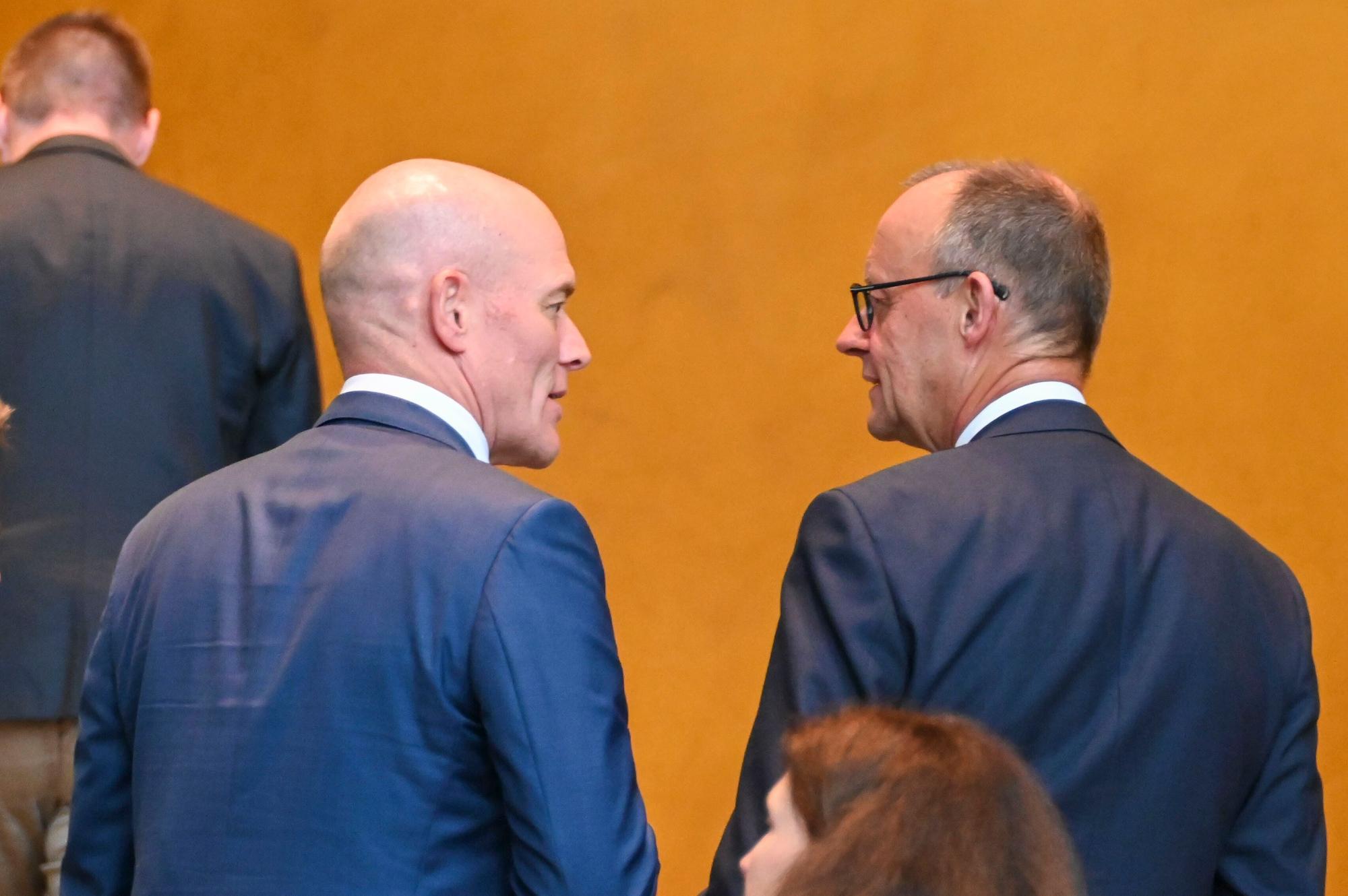 Bundeskanzler Friedrich Merz (CDU, r) und Dirk Schmitz, Blackrock Länderchef Deutschland, unterhalten sich nach einem Gruppenfoto mit Vertretern mehrerer deutscher Unternehmen beim Investitionsgipfel «Made for Germany» im Kanzleramt. Es soll um eine Investitionsinitiative mehrerer deutscher Unternehmen gehen, die den Wirtschaftsstandort Deutschland stärken soll. +++ dpa-Bildfunk +++