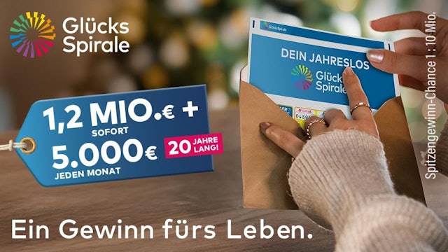 Eine Frau hält ein Jahreslos der GlücksSpirale in der Hand und tut dieses in einen Umschlag.