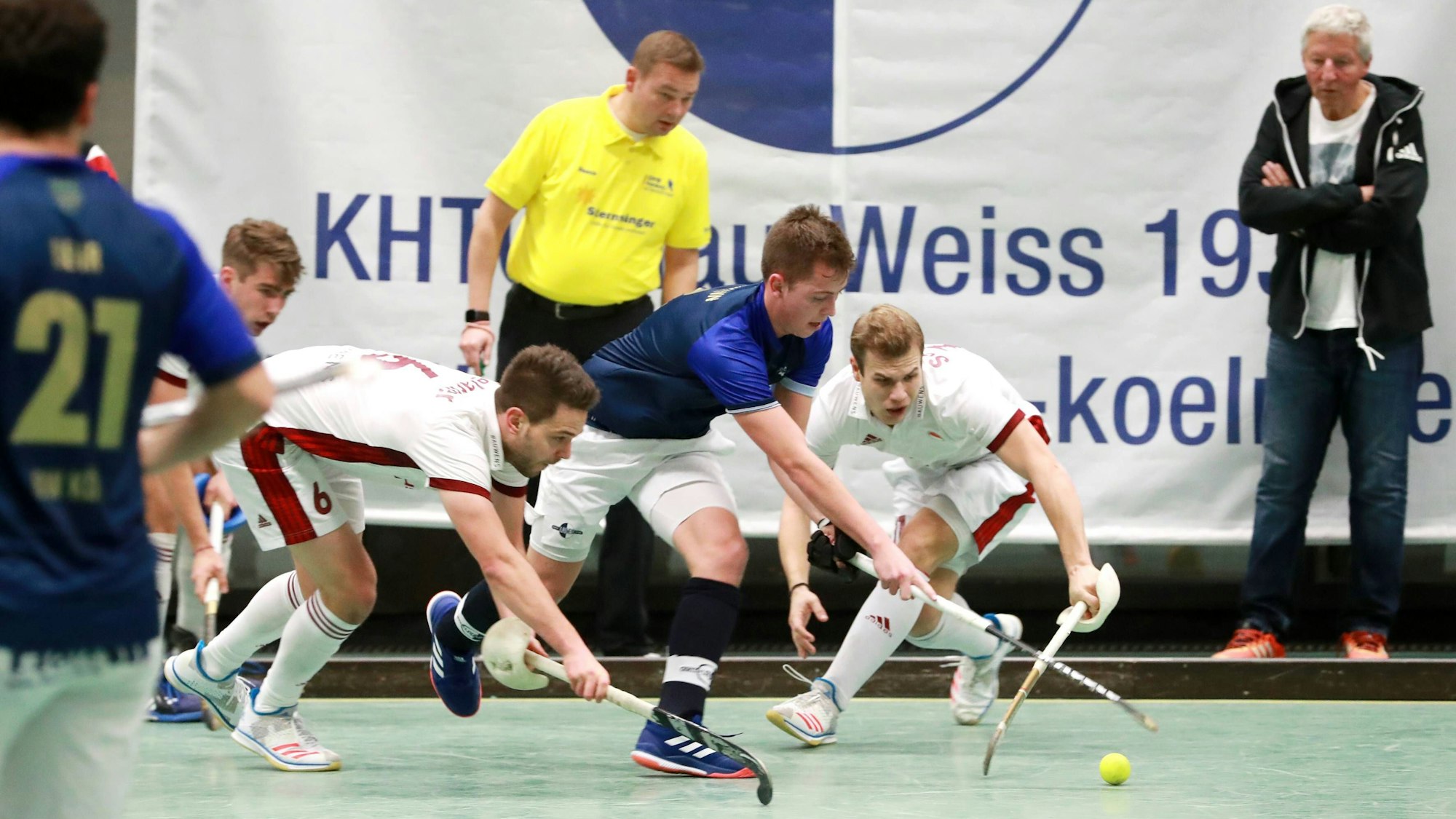 Blau-Weiss Köln vs. Rot-Weiss Köln 1.Hockey Bundesliga Herren Halle von links: : Joshua Delarber (Rot-Weiss Köln), Luca Großmann (Blau-Weiss Köln), Sebastian Behr (Rot-Weiss Köln) 01.12.2018 Bild: *** Sport Blau Weiss Köln vs. Rot Weiss Köln 1 Hockey Bundesliga Herren Halle von links Joshua Delarber Rot Weiss Köln Luca Großmann Blau Weiss Köln Sebastian Behr Rot Weiss Köln 01 12 2018 Bild