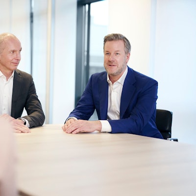 Oliver Schoeller (r.) und Andreas Eurich, Vorstandschefs des Kölner Versicherers Barmenia-Gothaer, im Gespräch.