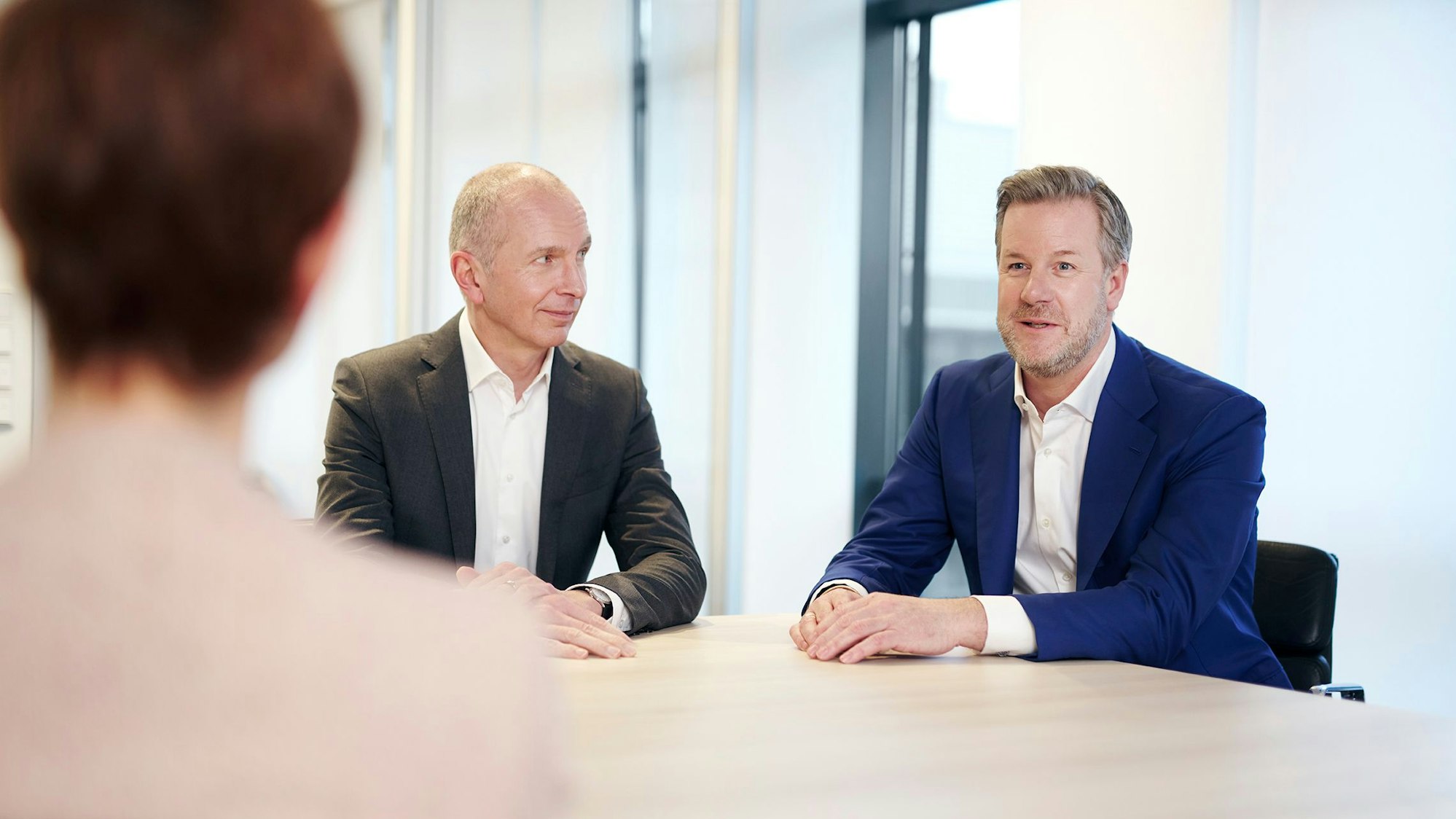 Oliver Schoeller (r.) und Andreas Eurich, Vorstandschefs des Kölner Versicherers Barmenia-Gothaer, im Gespräch.