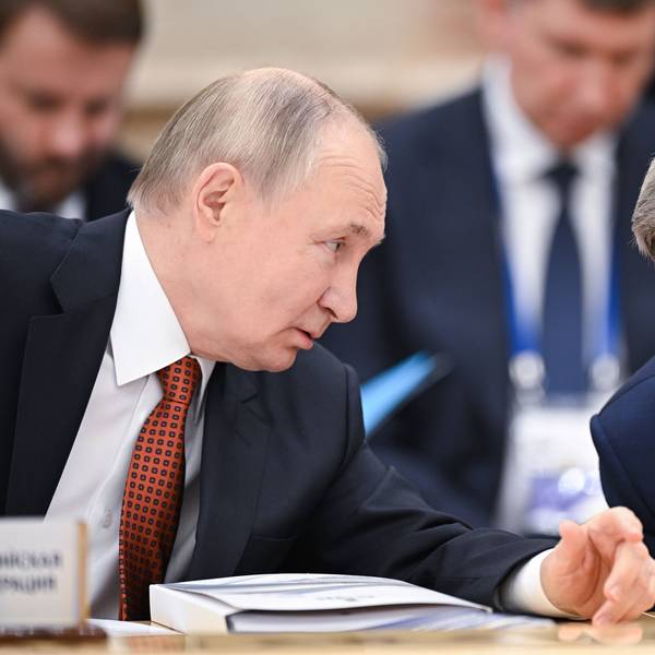 Kremlchef Wladimir Putin im Gespräch mit seinem Berater Juri Uschakow. (Archivbild)