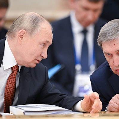 Kremlchef Wladimir Putin im Gespräch mit seinem Berater Juri Uschakow. (Archivbild)