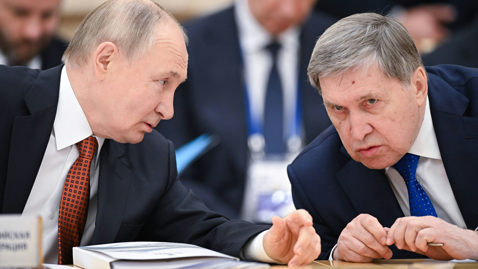 Kremlchef Wladimir Putin im Gespräch mit seinem Berater Juri Uschakow. (Archivbild)