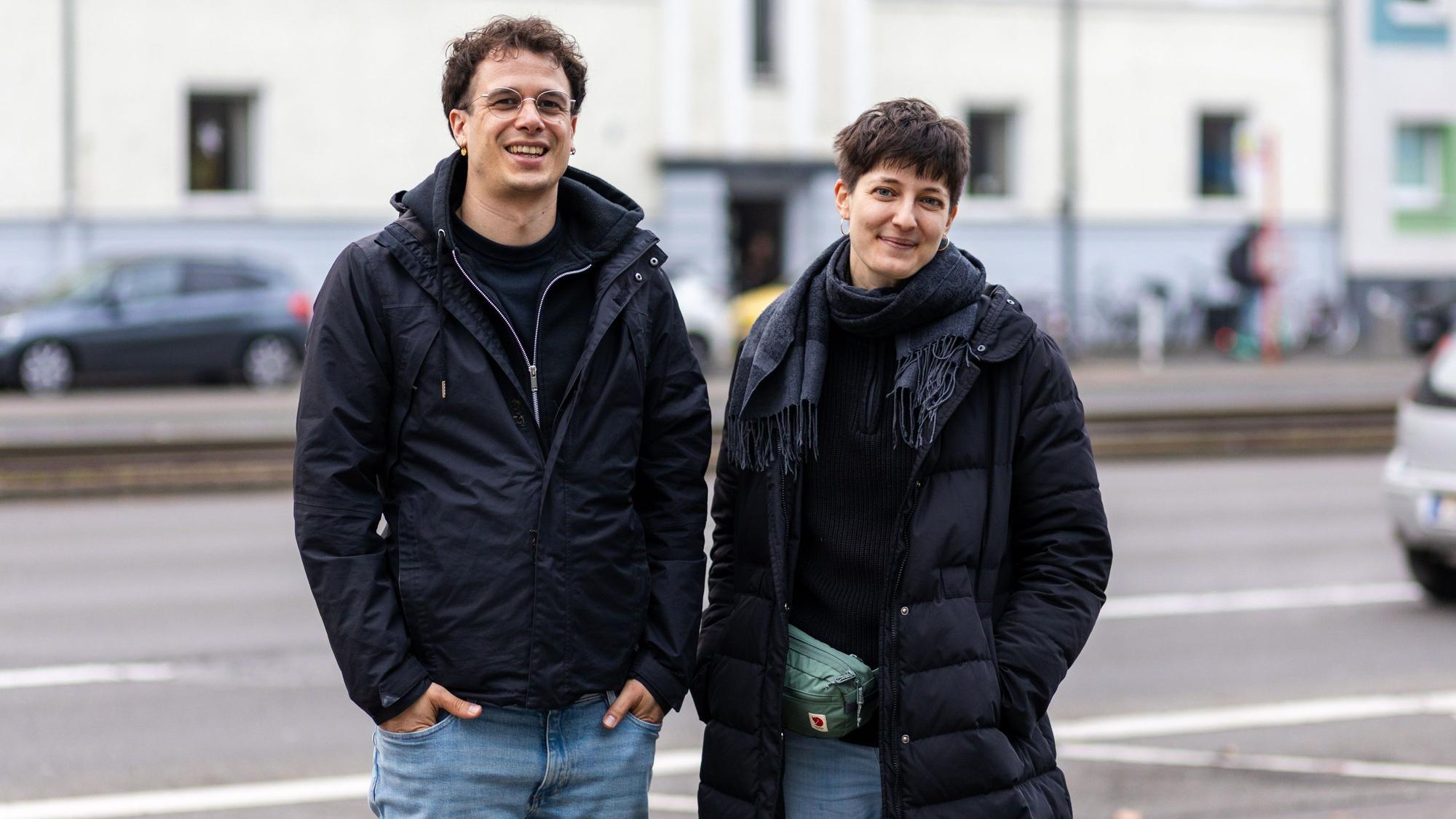 Ein Mann und eine Frau schauen in die Kamera.