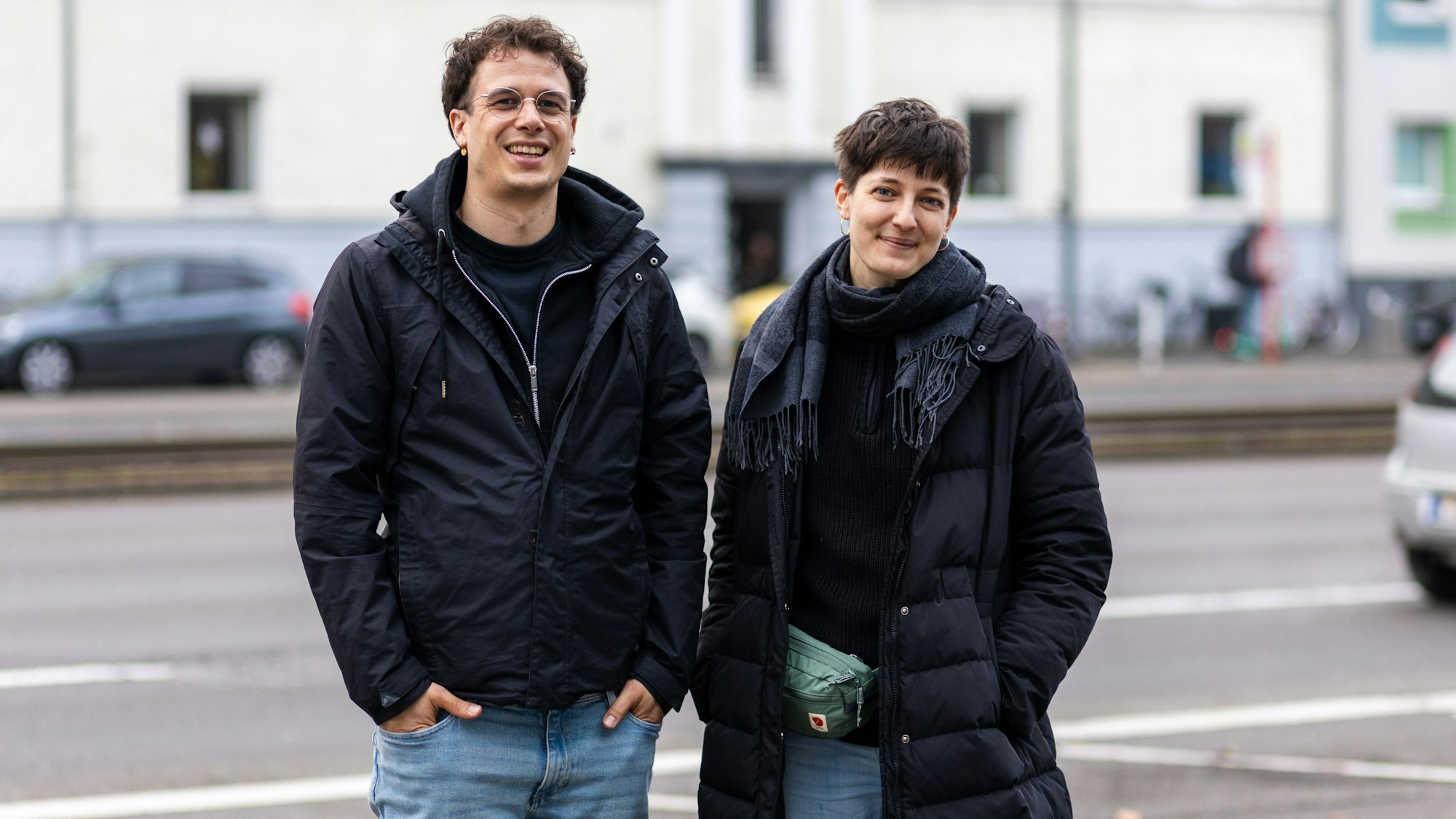 Ein Mann und eine Frau schauen in die Kamera.