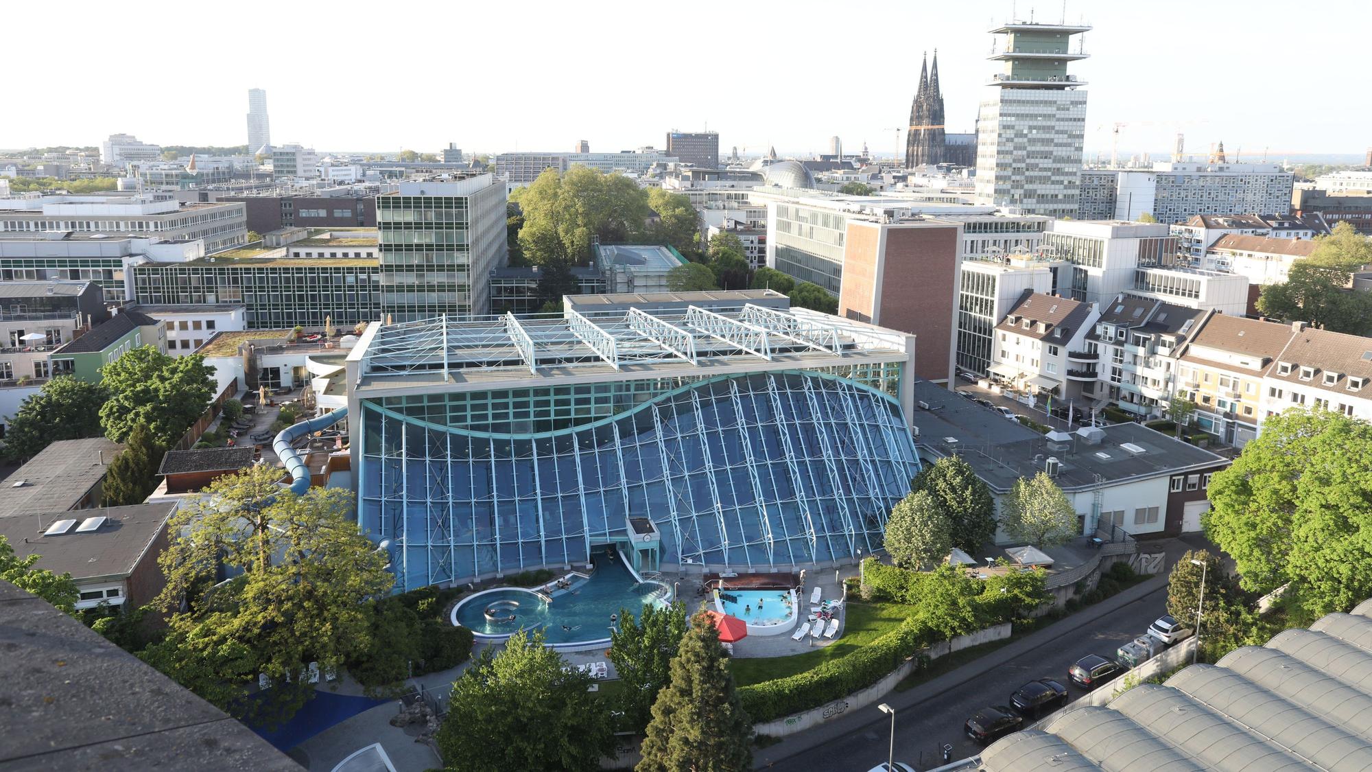 Vom Dach des Wasserturm-Hotels hat man den besten Blick auf das Agrippabad.