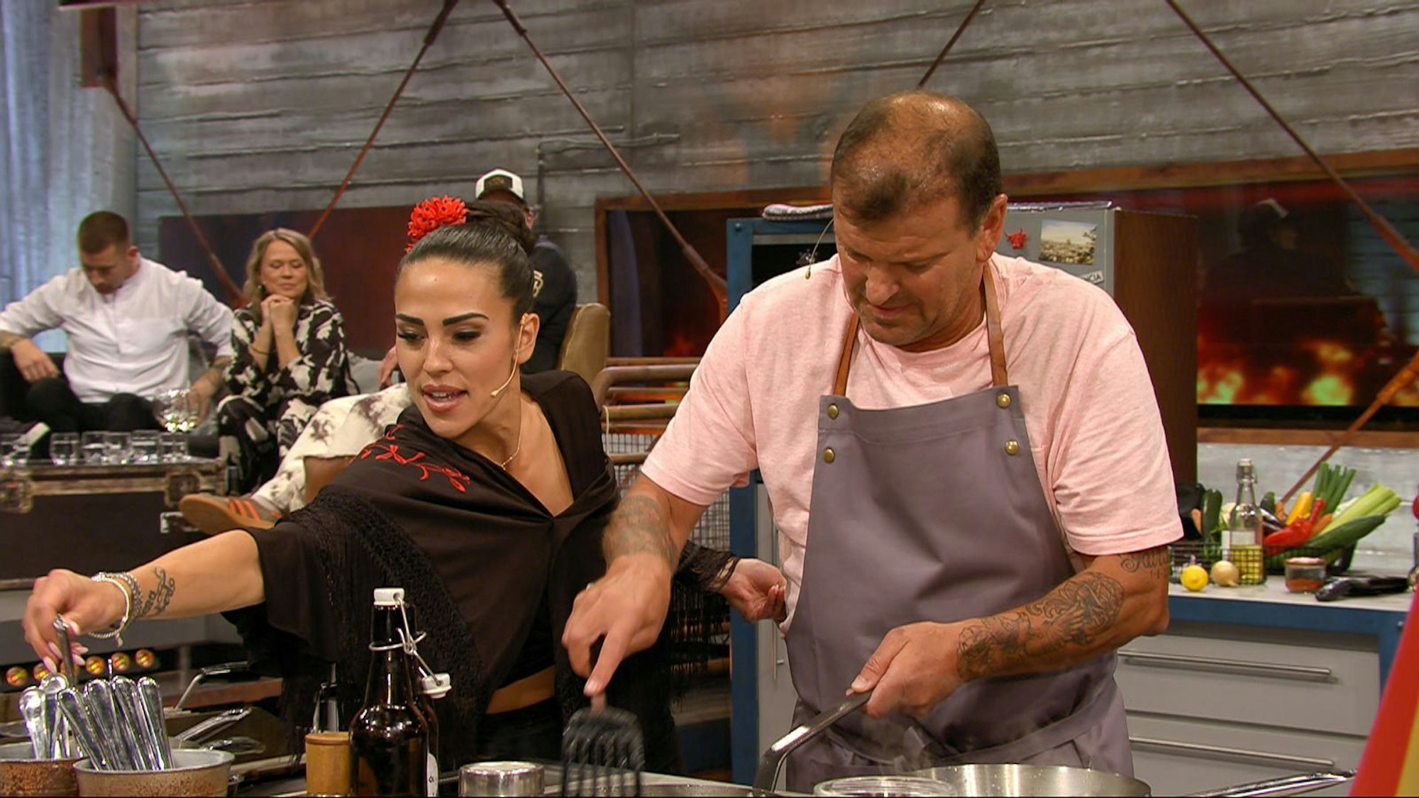 Gegen Island gewann Henssler, aber gegen Elena Miras und ihren Vater José gab es eine knappe Niederlage. (Bild: RTL)