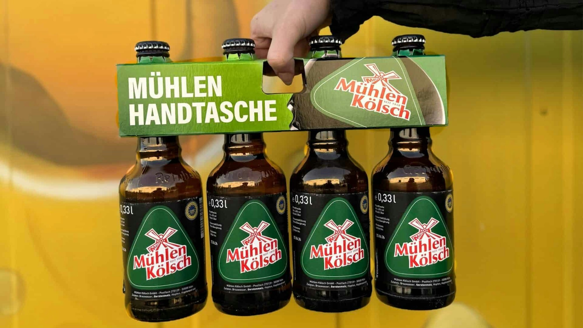 Die sogenannte „Mühlen Handtasche“ der Kölsch-Marke Mühlen ist ab sofort im Handel erhältlich. Den gewohnten Sixpack wird es nicht mehr geben.
