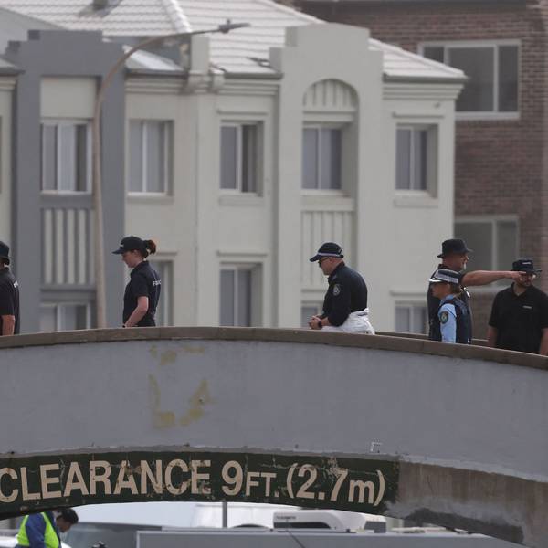 Experten der Polizei untersuchen den Tatort am Bondi Beach in Sydney.