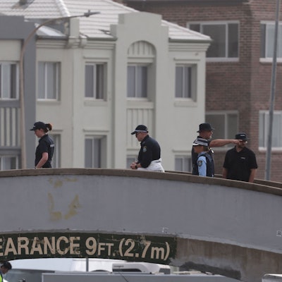 Experten der Polizei untersuchen den Tatort am Bondi Beach in Sydney.