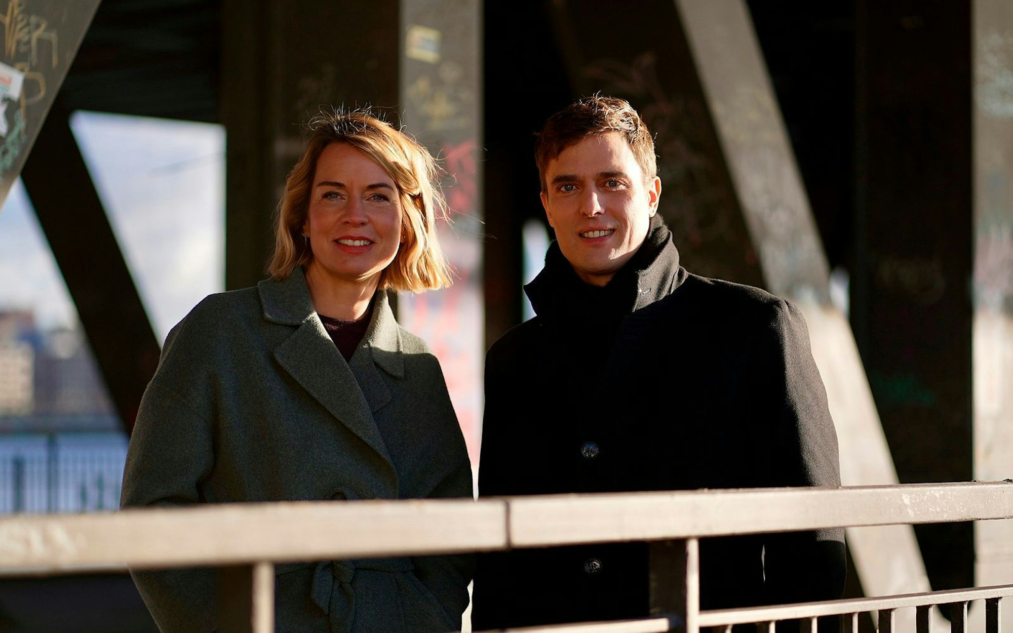 In der ARD-Doku „Wie zerrissen ist Deutschland? - Der Streit um Werte, Meinung und Macht“ spricht Jessy Wellmer mit ihrem ehemaligen Kollegen, dem Ex-“Tagesschau“-Sprecher Constantin Schreiber. (Bild: rbb/beckground TV/Martin Kaeswurm)