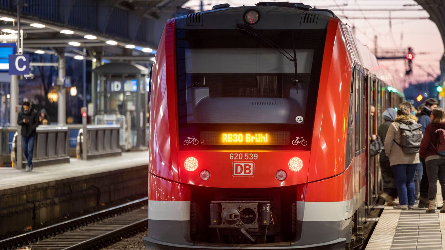 Eine Regionalbahn im Bonner Hauptbahnhof. (Symbolfoto)