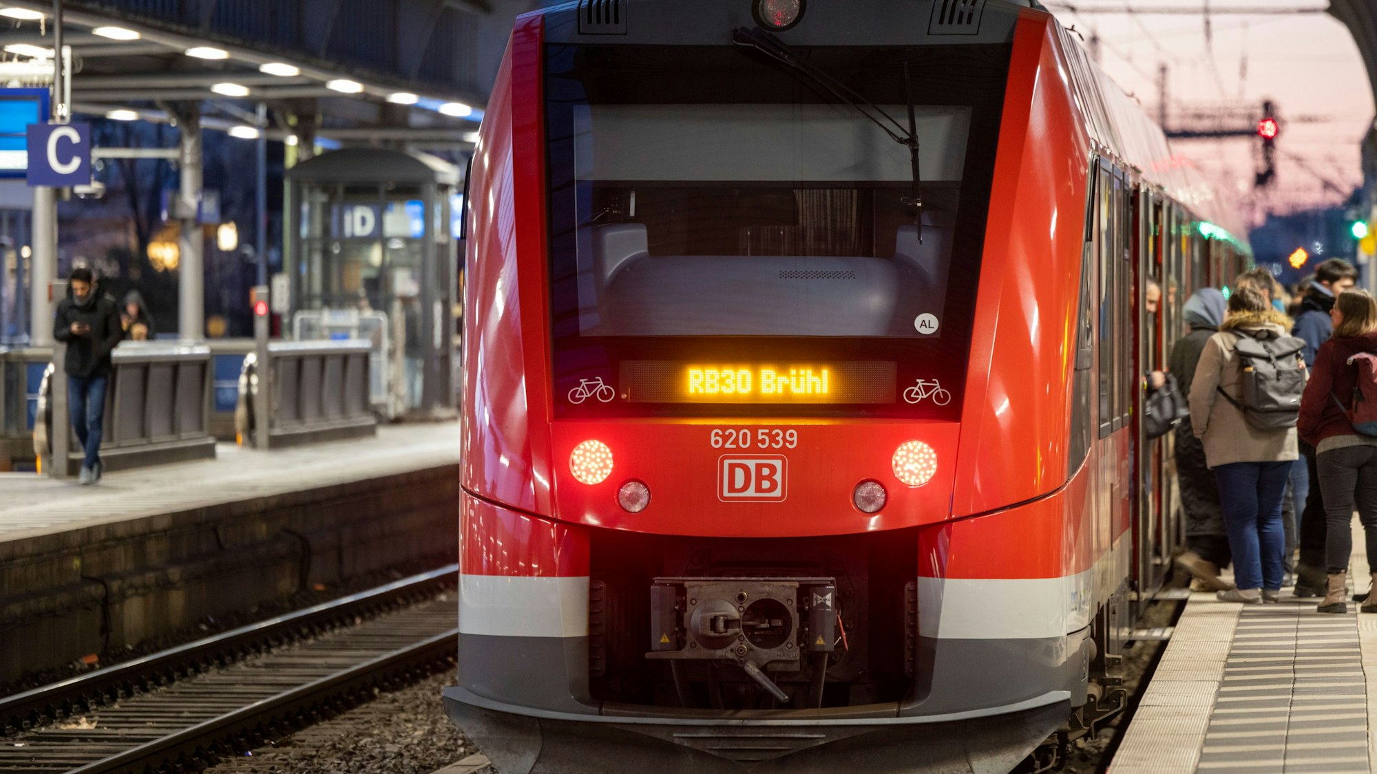 Reisende steigen am Bonner Hauptbahnhof in eine Regionalbahn ein (Archivfoto).
