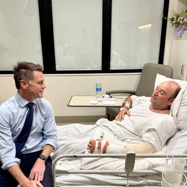 St. George Hospital in Sydney: Premierminister von New South Wales, Chris Minns (links), im Gespräch mit Ahmed Al Ahmed, dem Mann, der einen der Angreifer am Bondi Beach überwältigt und entwaffnet hat.