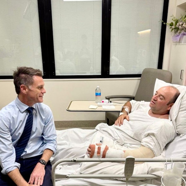 St. George Hospital in Sydney: Premierminister von New South Wales, Chris Minns (links), im Gespräch mit Ahmed Al Ahmed, dem Mann, der einen der Angreifer am Bondi Beach überwältigt und entwaffnet hat.