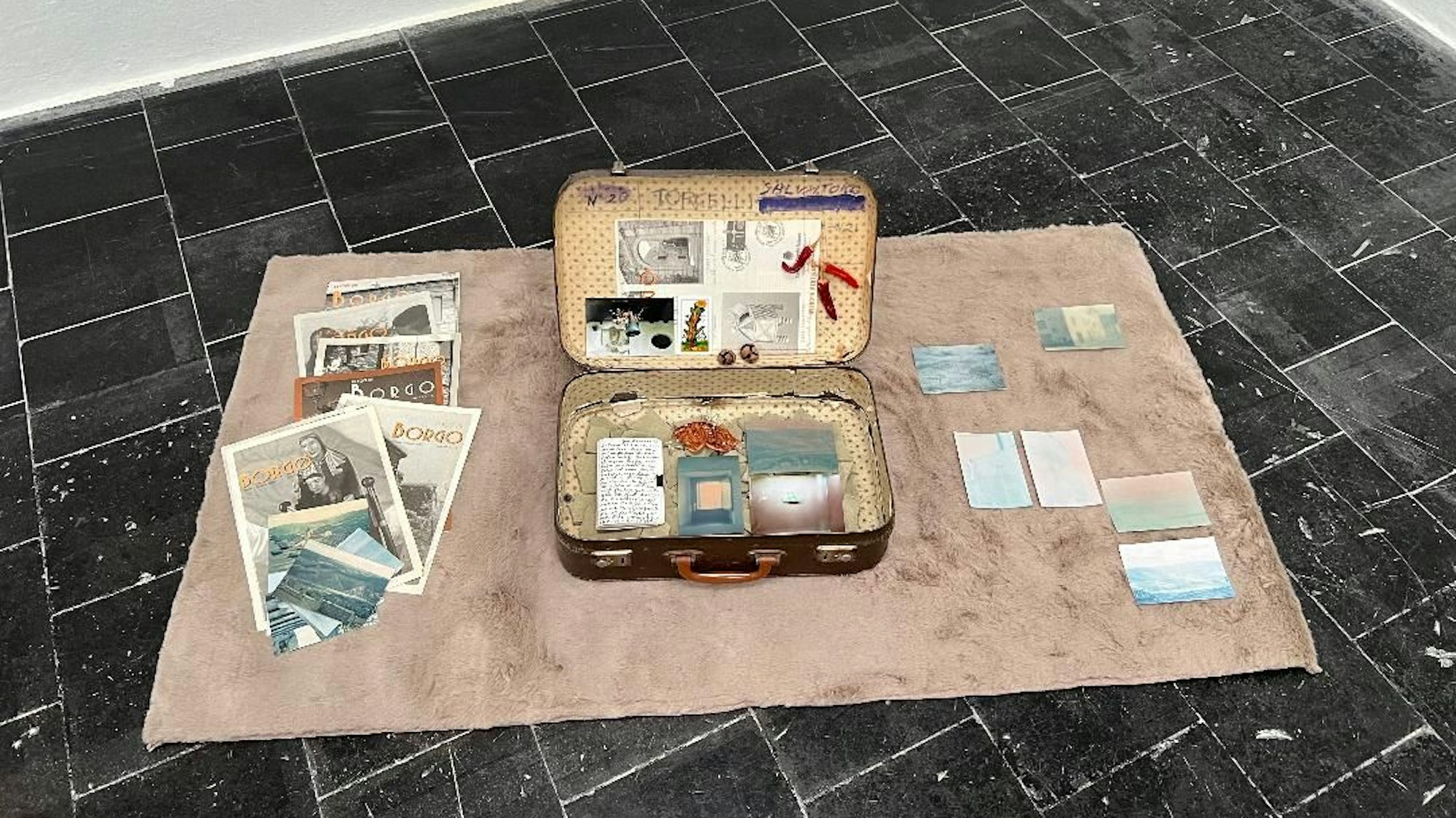 Koffer mit Habseligkeiten symbolisiert die Migration