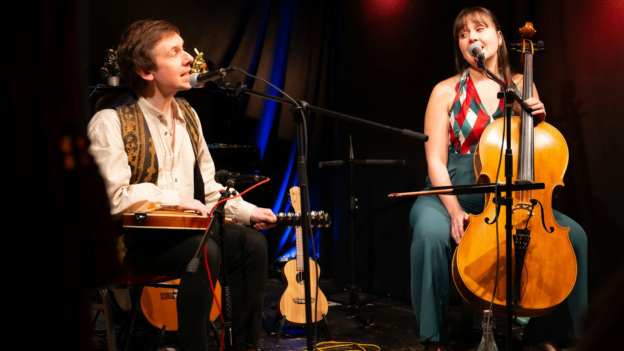 Im kleinen Rahmen: Valerie Rathmann und Rupert Gillett spielten im Bergneustädter Schauspiel-Haus als Heart Strings Duo allerlei Christmas-Songs.